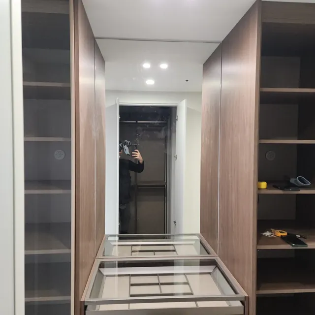 월넛 수납장 사이 화장대 거울 이후
