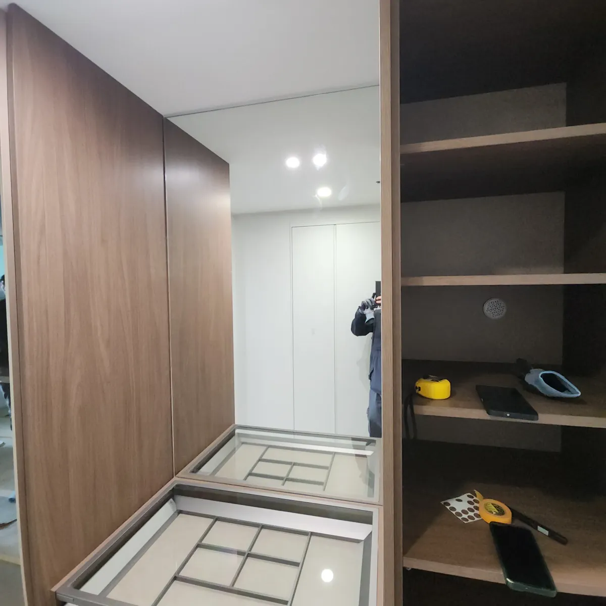 드레스룸 화장대 거울 설치 이후 거울에 비친 복도 문과 천장 조명