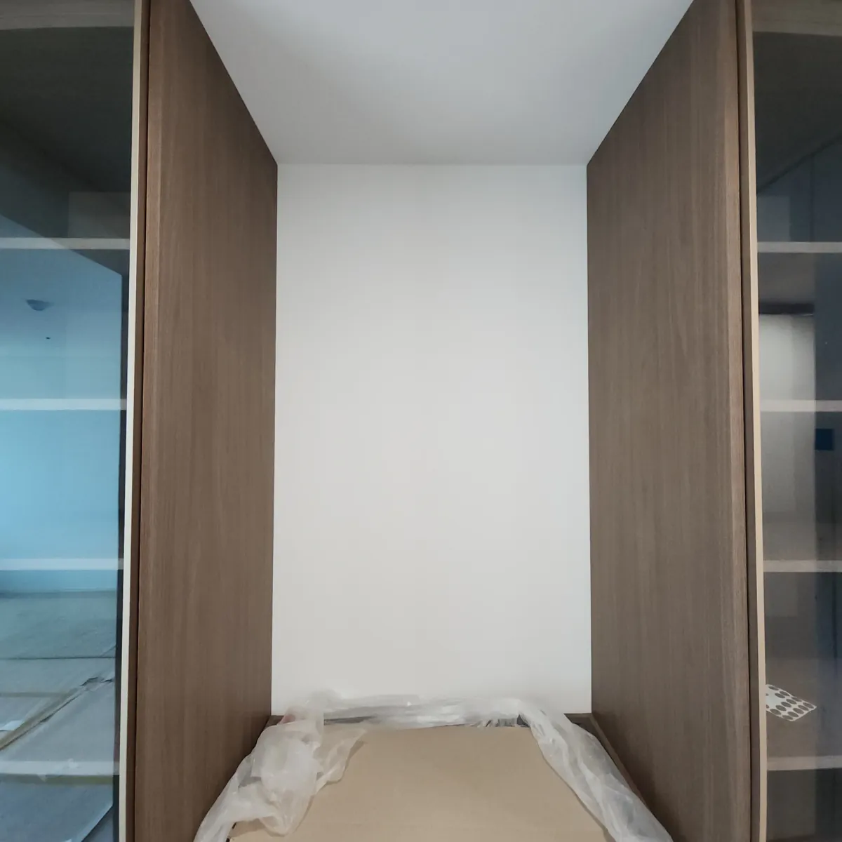드레스룸 거울 설치 이전 월넛 수납장 사이 흰 벽면 정면