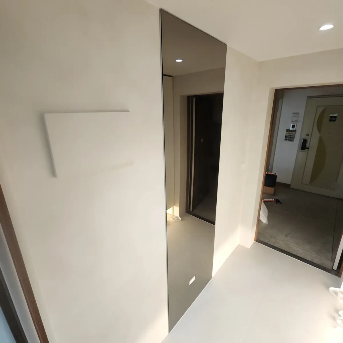 현관 신발장 앞 벽면에 설치한 세로 전신거울
